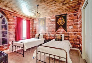 7 bedrooms, WiFi, bed sheets