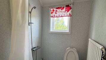 Dusj, håndklær og toalettpapir