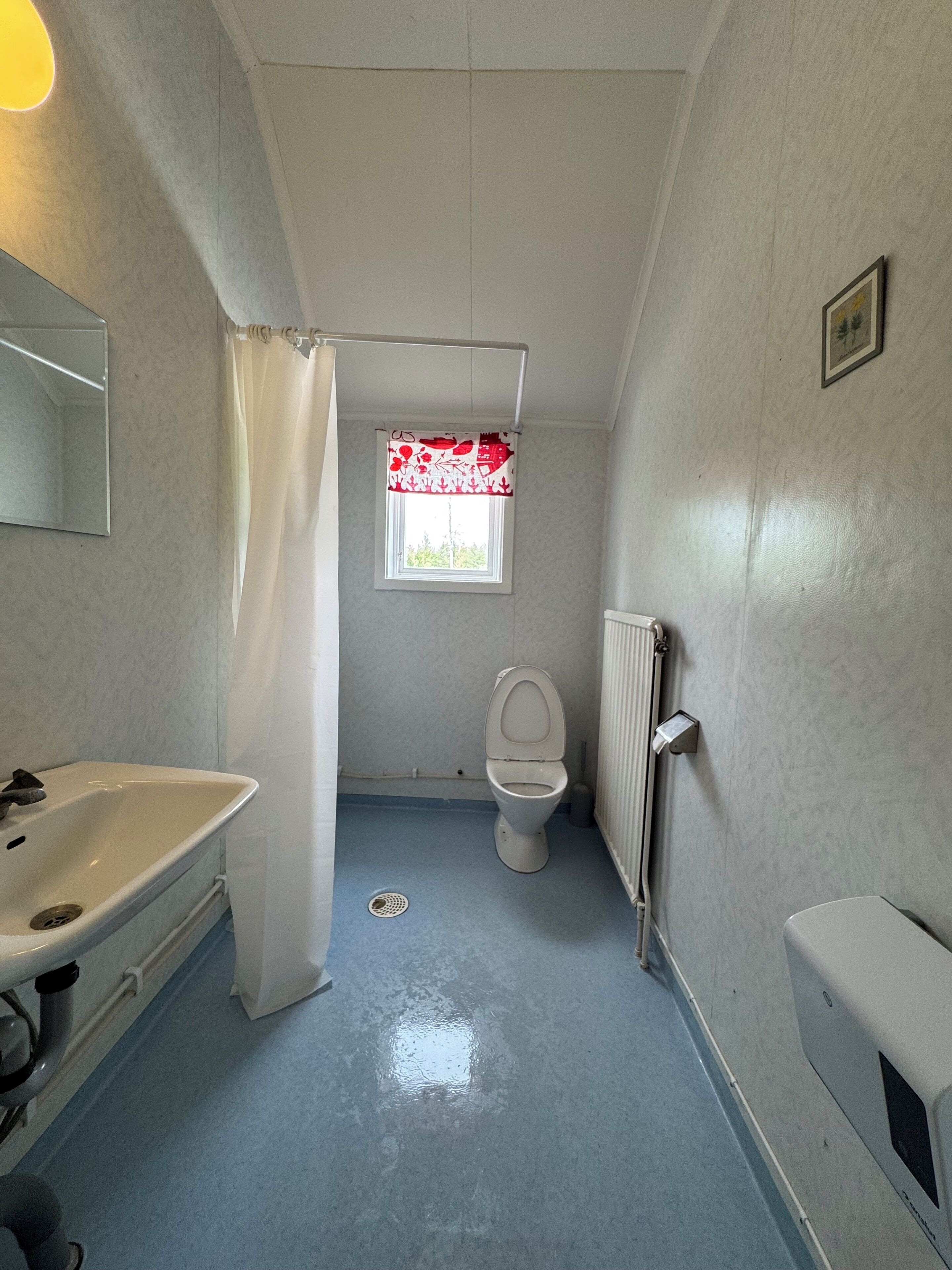 Doccia, asciugamani, carta igienica