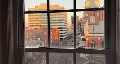 Stunning Downtown Views+Parking