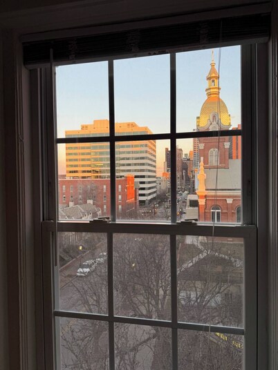 Stunning Downtown Views+Parking