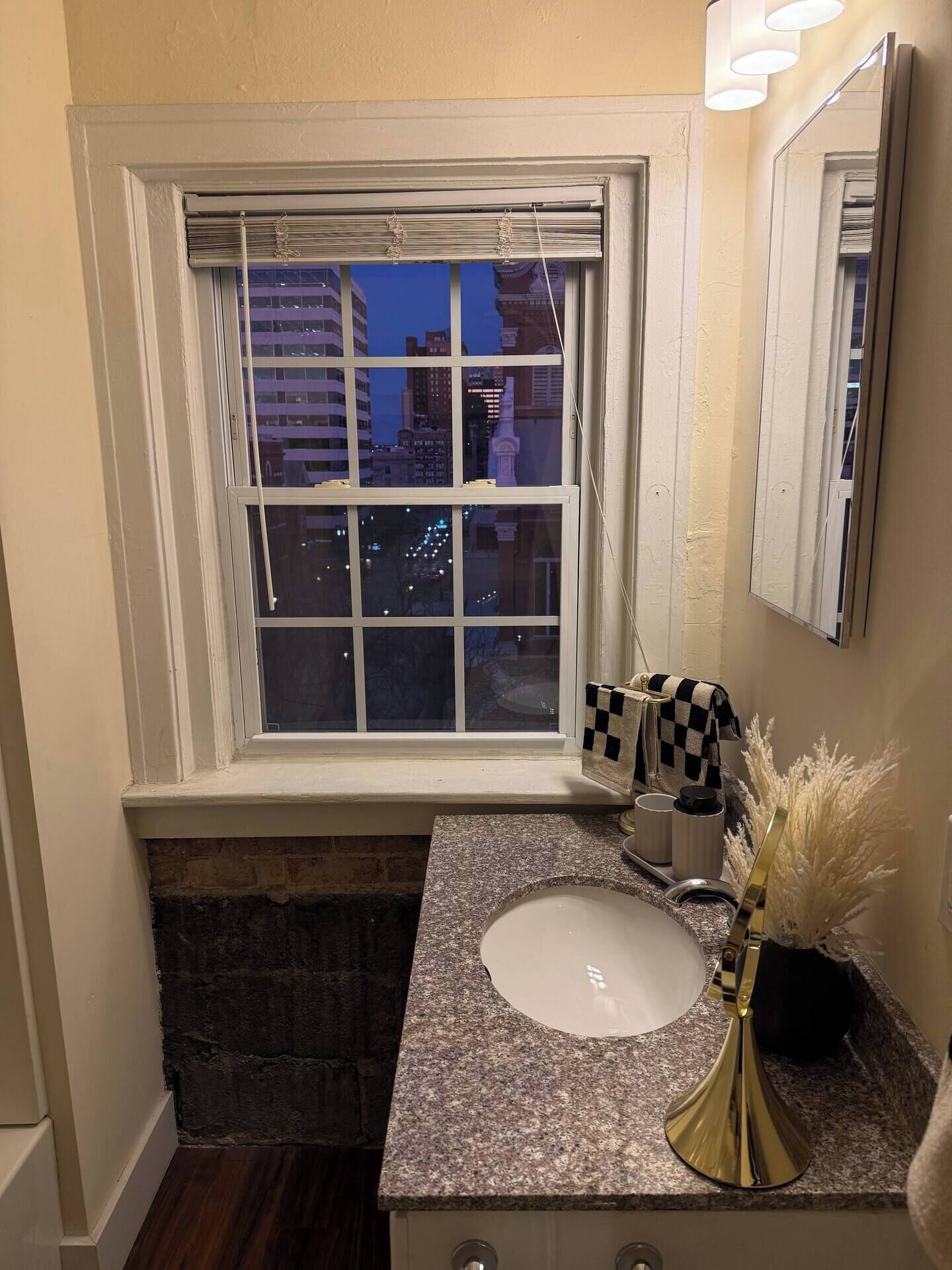 Sèche-cheveux, serviettes fournies, shampoing