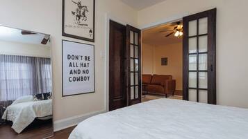 1 slaapkamer, een bureau, gratis wifi, beddengoed