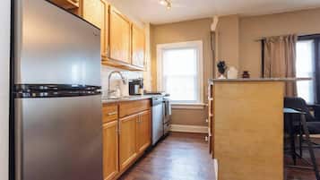 Fridge, oven, stovetop, dishwasher