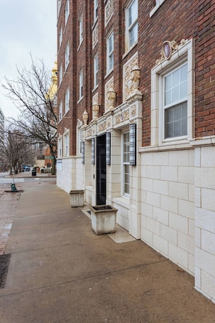 Exterior. Stunning Downtown Views+Parking
