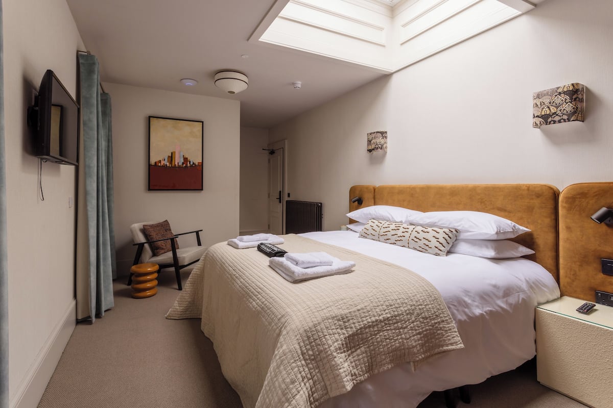 Victoria | Premium bedding, pillowtop beds, individually decorated