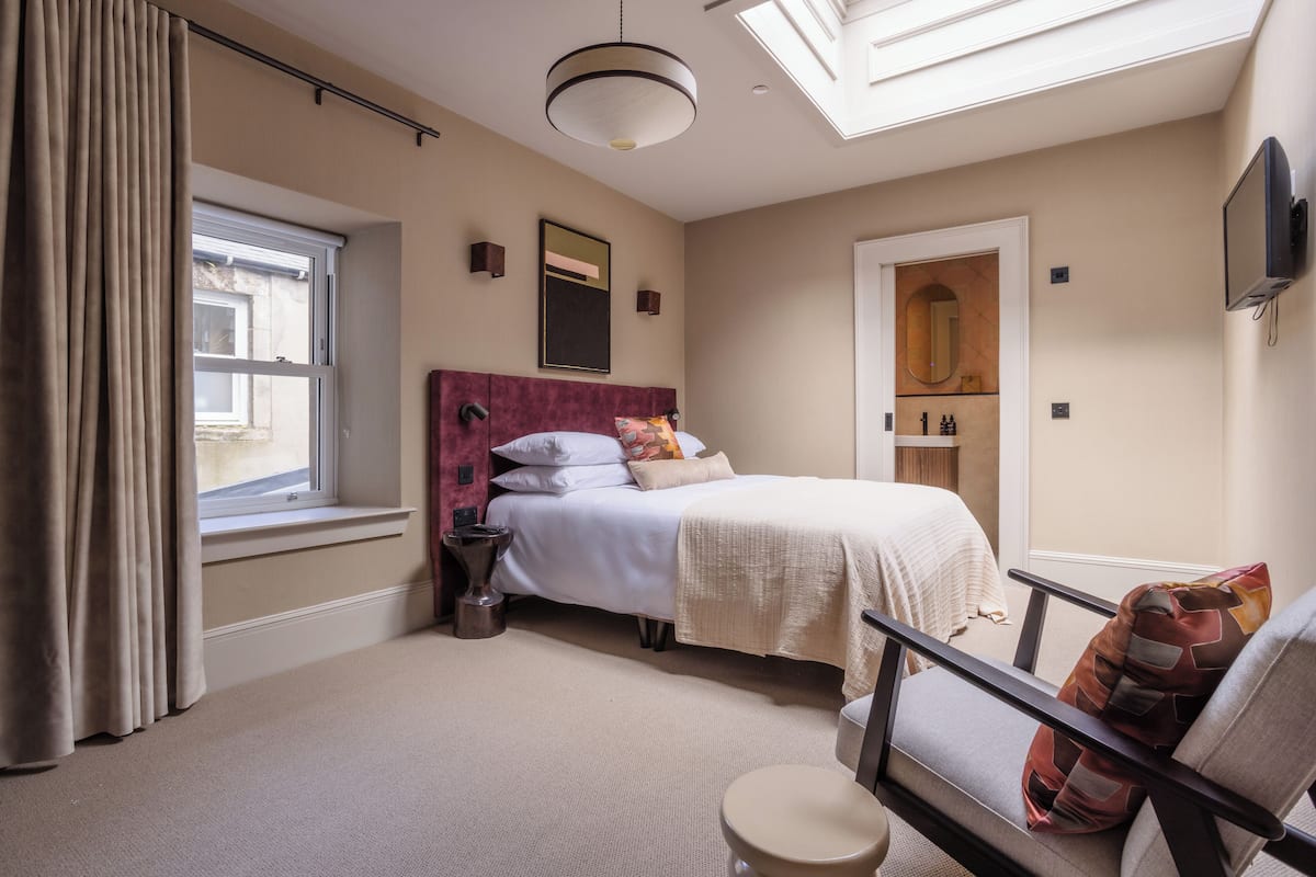 Albert | Premium bedding, pillowtop beds, individually decorated
