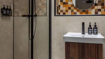 Victoria | Bathroom | Designer toiletries, hair dryer, bathrobes, towels