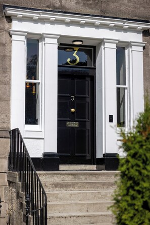 Mặt tiền nơi lưu trú