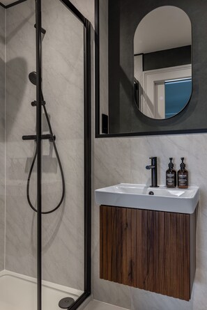 Designer toiletries, hair dryer, bathrobes, towels - 3 Johns Place Townhouse (Edinburgh)