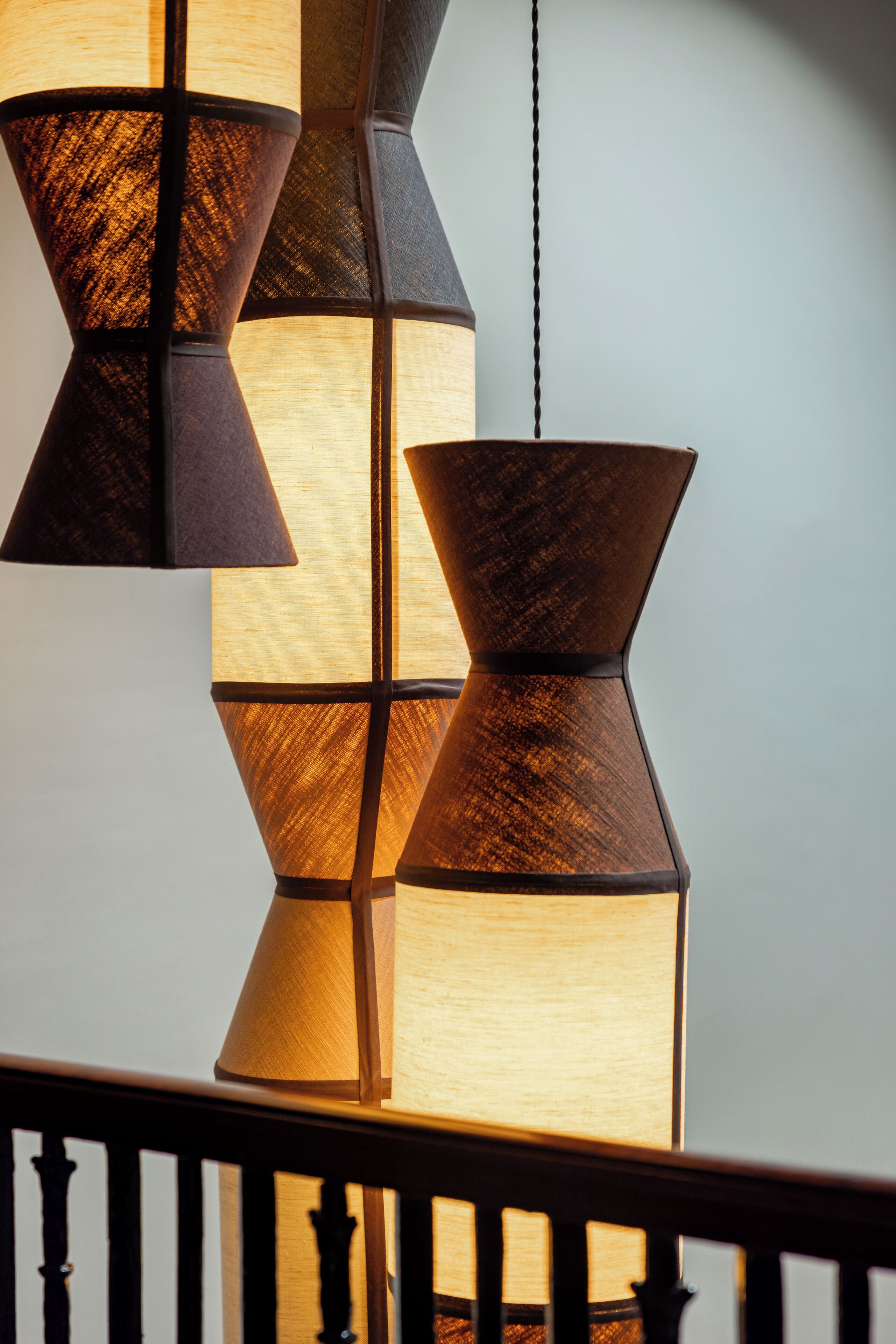 Un lampadario moderno con forme geometriche e una superficie riflettente.
