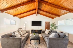 Smart TV, fireplace, offices - Spacious 4BR Retreat near Disneyland & Beaches (Placentia)