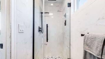 Chuveiro, secador de cabelo, toalhas de banho, shampoo