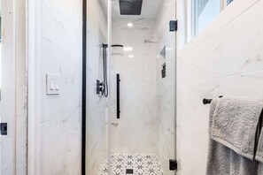 Dusche, Haartrockner, Handtücher, Shampoo