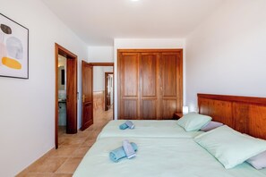 3 slaapkamers, een strijkplank/strijkijzer, wifi, beddengoed