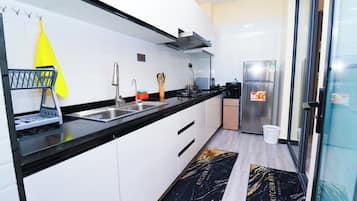 Classic Apartment | Private kitchen | Full-size fridge, microwave, oven, cookware/dishes/utensils