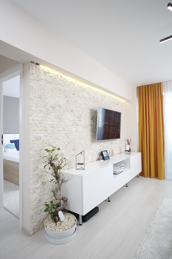 Lägenhet Deluxe | Vardagsrum | Platt-tv