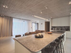 Luxe villa, privézwembad, uitzicht op zee | Woonkamer | Een 55-inch flatscreentelevisie met digitale zenders