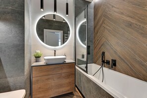Family Apartment | Bathroom | Free toiletries, towels, soap, shampoo -  Bastion Wałowa City Center & Parking by Downtown Apartments (Gdansk)