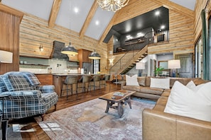 Smart TV - High-end custom cabin that sits on the Cartecay River, hot tub, firepit (Ellijay)