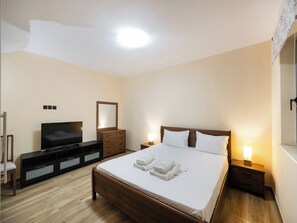 3 bedrooms, iron/ironing board, WiFi, bed sheets