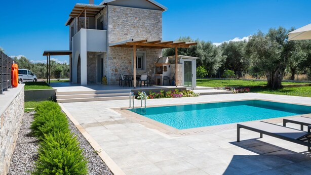 A modern two-story house with a swimming pool, outdoor seating, and a garden. - Charming Villa Penelope with Private Pool walking distance to Lefkada town (Lefkada)