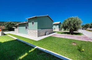Property grounds - Small Halipoma Odysseas  into Lefkada town & close to Ai Giannis beach (Lefkada)