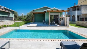 A swimming pool with a pergola, outdoor seating, and a stone wall. - Cosy Halipoma-Tilemahos into Lefkada town & close to Ai Giannis beach (Lefkada)