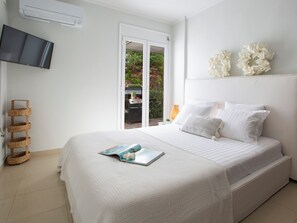 5 bedrooms, iron/ironing board, WiFi, bed sheets