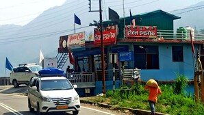 A building with a sign for 'Yaari Cafe' and 'Hotel Indralok'. - Indralok Hotel By GRB (Jakholi)