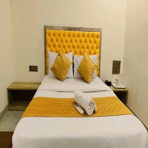 Desk, laptop workspace, free WiFi - Hotel Pride Suites (Mumbai)
