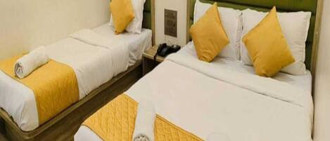 Deluxe Triple Room | Desk, laptop workspace, free WiFi
