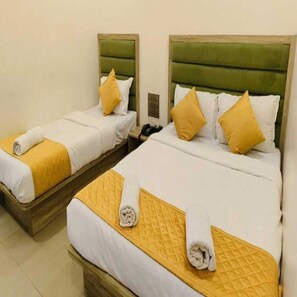 Desk, laptop workspace, free WiFi - Hotel Pride Suites (Mumbai)