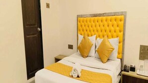 Deluxe Double Room | Desk, laptop workspace, WiFi (free) - Hotel Pride Suites (Mumbai)