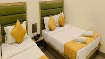 Habitación triple Deluxe | Escritorio, espacio para trabajar con laptop y wifi gratis