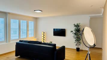 Appartamento Classic, vista cortile | Area soggiorno | TV a schermo piatto