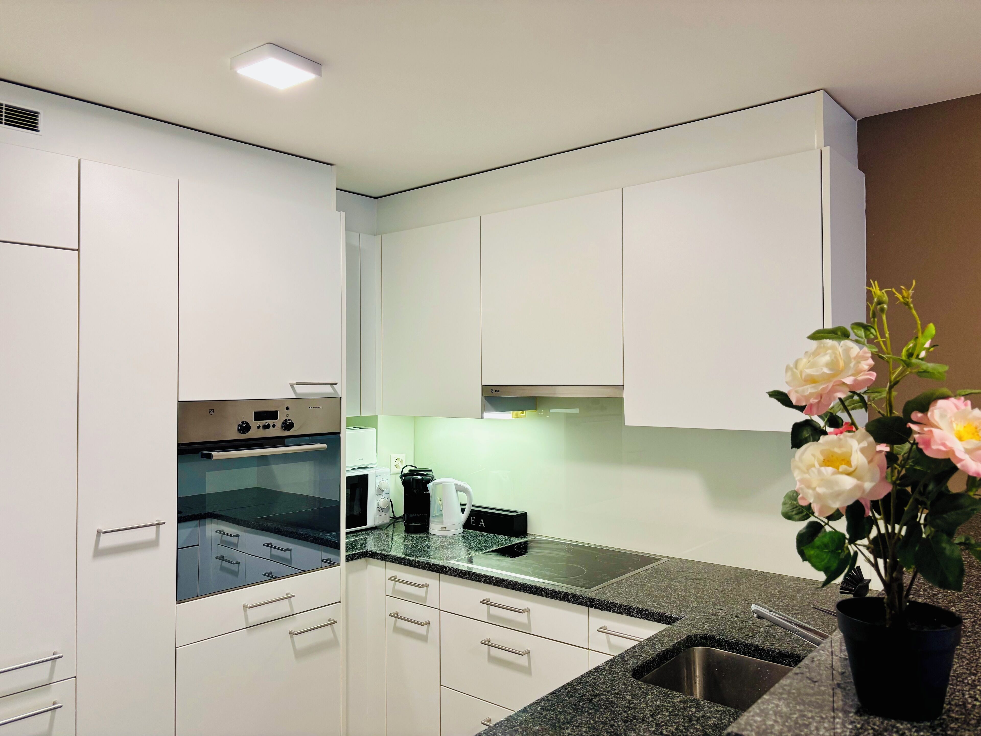 Refrigerador con freezer, microondas, horno, placa de cocina