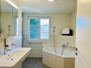 Comfort-Apartment, Blick auf den Innenhof | Badezimmer | Badewanne und Dusche (separat), Haartrockner, Handtücher, Seife