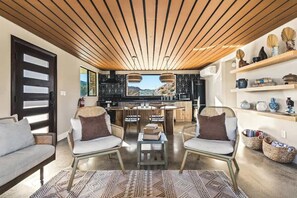 Fernseher, Kamin, Arbeitsbereiche