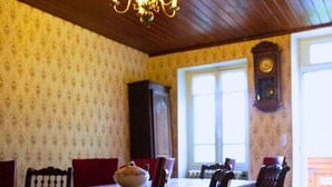 A dining area with a wooden ceiling, patterned wallpaper, and a chandelier. - Room rental Bienvenue chez Mémé chambre de Georges (treigny)