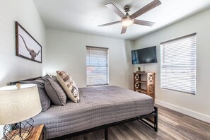 3 chambres, bureau, fer et planche à repasser, lit de bébé portatif