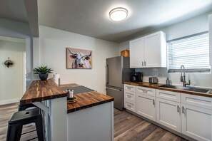 Fridge, microwave, oven, stovetop - The Azure Escape Summ (Corpus Christi)