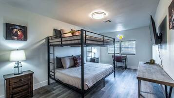 3 habitaciones, escritorio y tabla de planchar con plancha