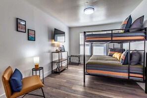 6 bedrooms, desk, iron/ironing board, travel crib