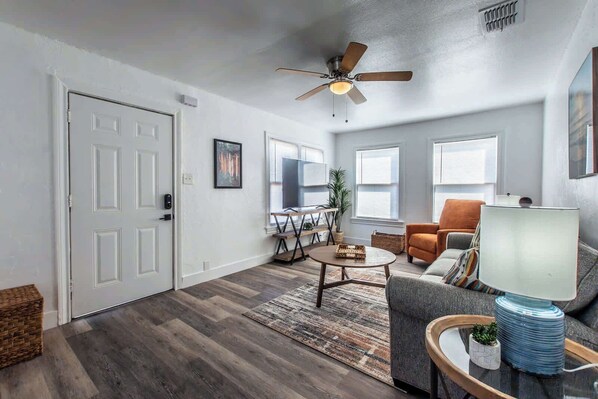 TV, books, offices - Sleeps 22 - Seaside Escape Two Fully Remodeled Homes for Your Group (Corpus Christi)