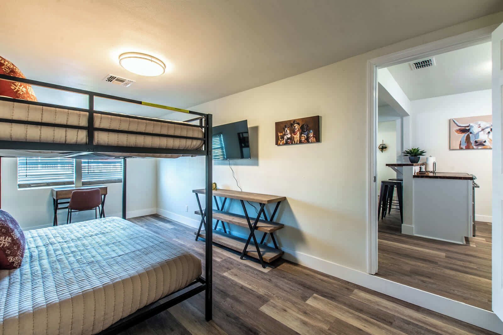 6 slaapkamers, een bureau, een strijkplank/strijkijzer, reisbedje
