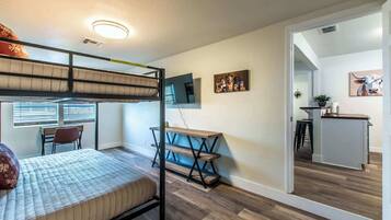 6 slaapkamers, een bureau, een strijkplank/strijkijzer, reisbedje