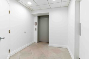 Interior - Luxury Downtown 3- bedroom Apt with WiFi (Louisville)