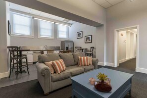 TV, offices - Luxury Downtown 3- bedroom Apt with WiFi (Louisville)