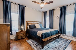 4 chambres, bureau, fer et planche à repasser, lit parapluie